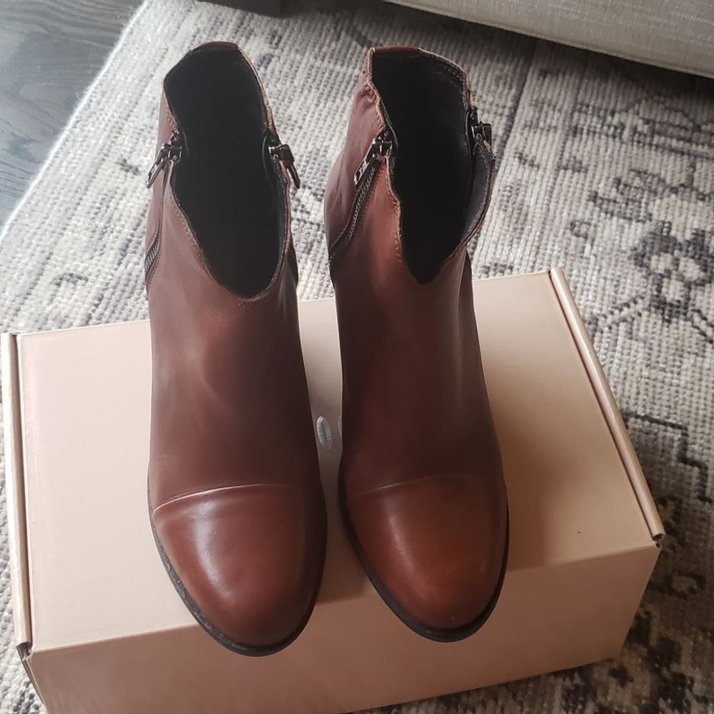 NEW! BOEMOS brown leather ankle boots
